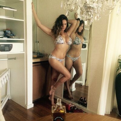 Pozira u apartmanu: Keli Bruk u minijaturnom bikiniju (FOTO)