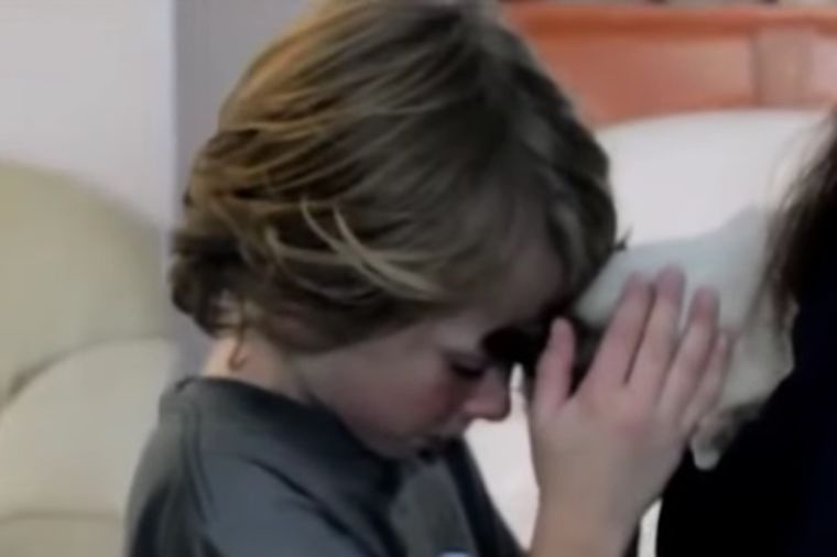 Povratak izgubljenog ljubimca: Pogledajte reakcije dece koje nikog ne ostavljaju ravnodušnim!(VIDEO)