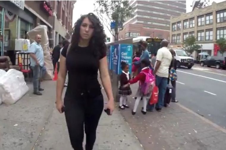 Ovo je realnost: Čak 100 muškaraca dobacivalo devojci tokom obične šetnje gradom! (VIDEO)