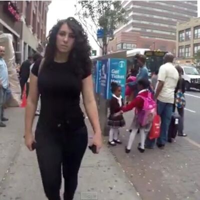 Ovo je realnost: Čak 100 muškaraca dobacivalo devojci tokom obične šetnje gradom! (VIDEO)
