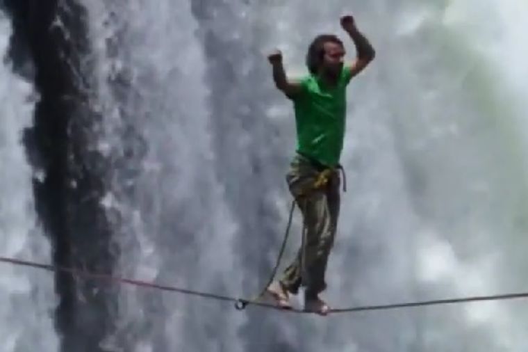 Snimak od kojeg će vam zastati dah: Hodali po užetu iznad Viktorijinih vodopada! (FOTO, VIDEO)