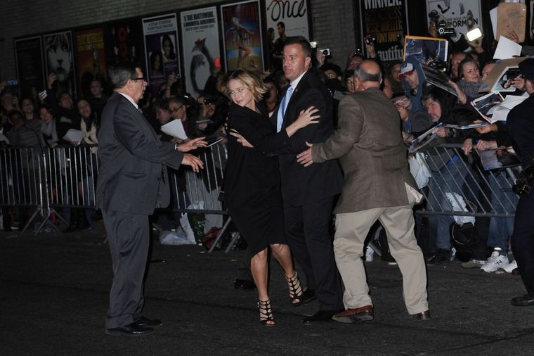 Fanovi Dženifer Lorens srušili zaštitnu ogradu: Telohranitelji morali da sklone glumicu! (FOTO)
