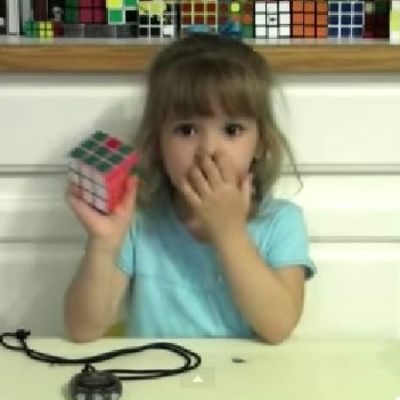 Mala genijalka: Pogledajte šta Emili (3) radi sa Rubikovom kockom! (VIDEO)