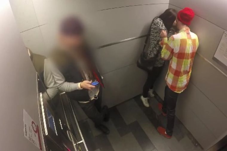 Tužno i strašno: Tokom eksperimenta u liftu samo jedna osoba reagovala na nasilje nad ženom! (VIDEO)