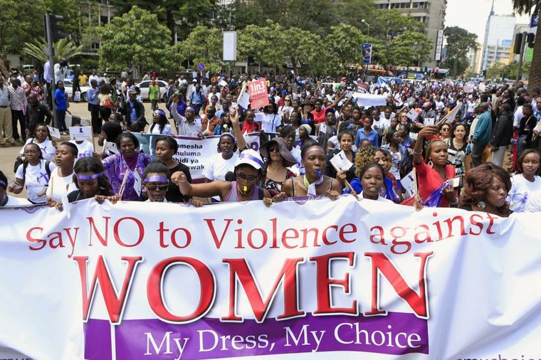 Borba protiv nasilja nad ženama: Protestni marš u Keniji za pravo da se nosi mini suknja! (FOTO)
