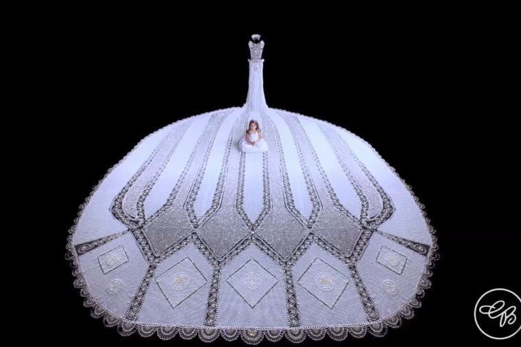 Za mladu iz bajke: Najveća venčanica na svetu od perlica, duga 6 metara i teška 181kg! (FOTO,VIDEO)