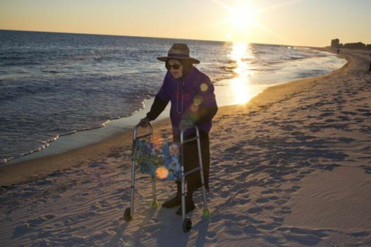 Bakica pred 101. rođendan prvi put videla okean: Sada znam kako plaža izgleda (VIDEO)