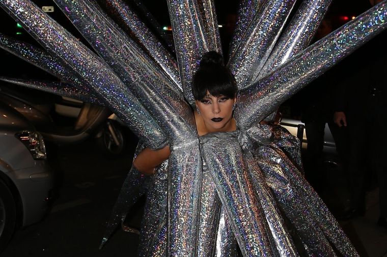 Šta je sledeće: Lejdi Gaga se jedva kretala zbog ogromnih bodlji! (FOTO, VIDEO)