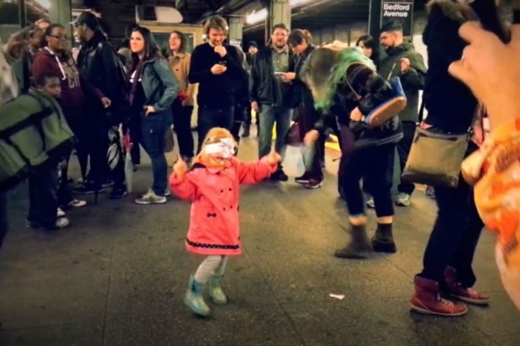 Oduševiće vas: Malena devojčica napravila žurku u metrou! (VIDEO)
