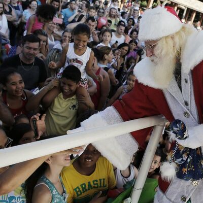 Deda Mraz kakvog nikad niste videli: Pogledajte šta sve krije ispod odela! (FOTO)