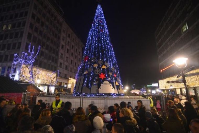 Praznična euforija: Zasijala najviša jelka u Beogradu! (FOTO)