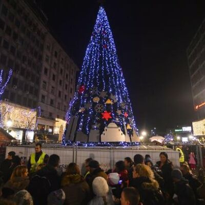 Praznična euforija: Zasijala najviša jelka u Beogradu! (FOTO)