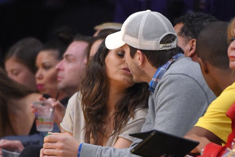 Mila Kunis i Ešton Kučer ne mare za okruženje: Poljupci leteli na sve strane tokom utakmice! (FOTO)