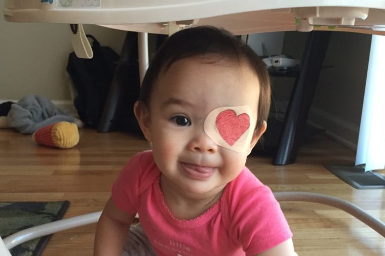 Tata pun ljubavi: Ćerki svaki dan ulepšava flaster koji mora da nosi preko oka! (FOTO)