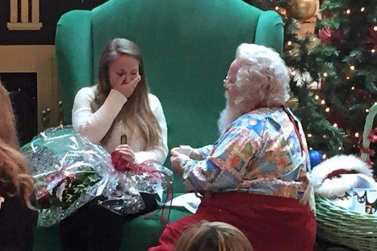 Deda Mraz umesto poklona kleknuo i izvadio prsten: Pomogao vojniku da zaprosi devojku! (FOTO)