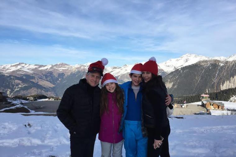 Beg na Alpe: Ketrin Zita-Džouns sa decom i suprugom Majklom Daglasom uživa u praznicima! (FOTO)