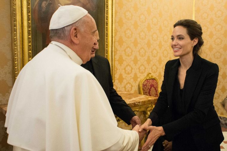 U visokom društvu: Anđelina Džoli gledala svoj film sa papom Franjom! (FOTO)