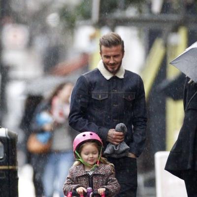 Tata i ćerka ulepšali kišni dan u Londonu: Dejvid Bekam uči ćerkicu da vozi trotinet! (FOTO)