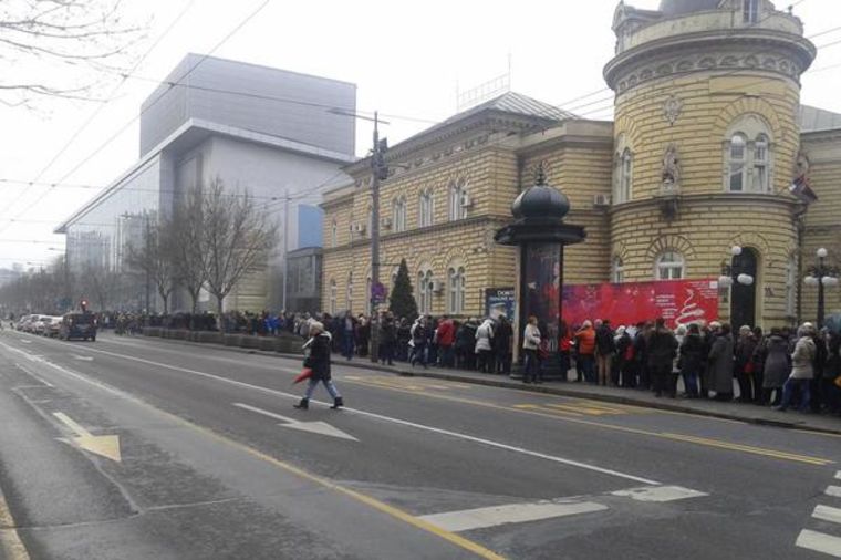 Beograd rano jutros: Ko kaže da ljudi ne vole kulturu! (FOTO)