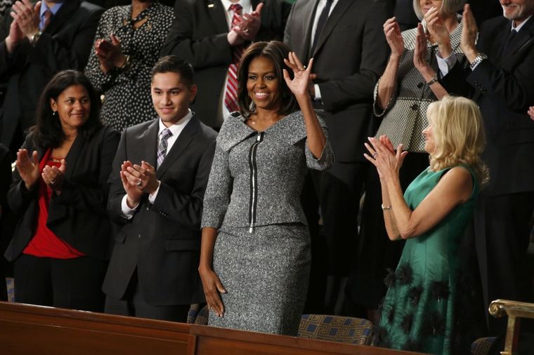 Mišel Obama u uskom kompletu od tvida: Efektan kroj i upečatljiv rajsferšlus! (FOTO)