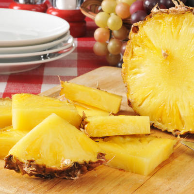 SADRŽI MAKSIMALNU DOZU VITAMINA C, ČUVA KOSTI, LEČI LOŠU PROBAVU: Evo zašto svi treba da uvrstite ananas u ishranu!