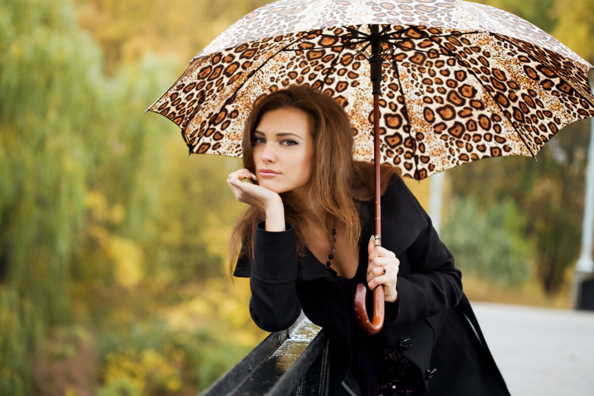 Сколько лет зонтику. Девушка с зонтом. Девушка под зонтом. Девушка с красивым зонтиком. Осень девушка под зонтом.