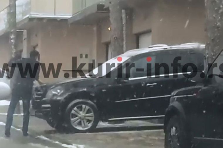 Da sve bude spremno kad Jelena i Stefan krenu: Novak Đoković čisti sneg sa automobila! (VIDEO)