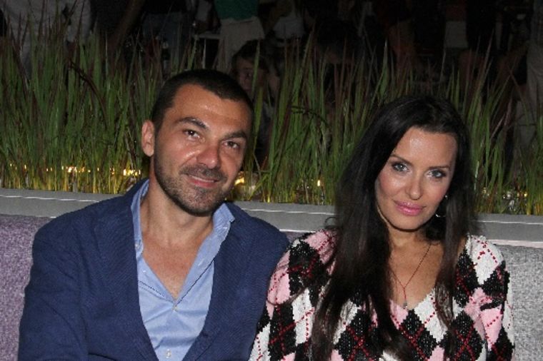 Elena Karić se pohvalila: Kako je suprug iznenadio za 10 godina braka! (FOTO)