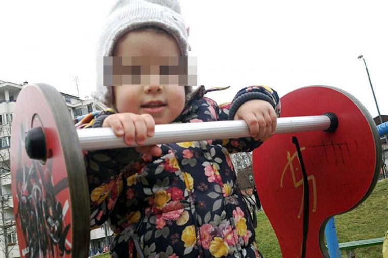 Oteta devojčica (2) pronađena u Šimanovcima: Otmičari pokušali da probiju naplatnu rampu! (FOTO)
