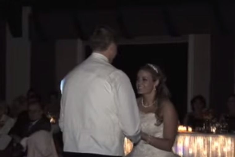 Mlada priredila spektakl: Naizgled obična venčanica u sekundi postala nešto neverovatno! (VIDEO)