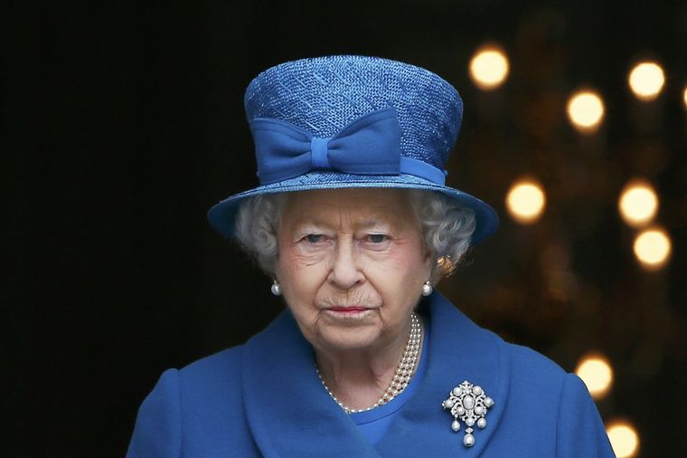 Skandal trese Veliku Britaniju: Kraljica Elizabeta u stavu nacističkog pozdrava! (FOTO, VIDEO)