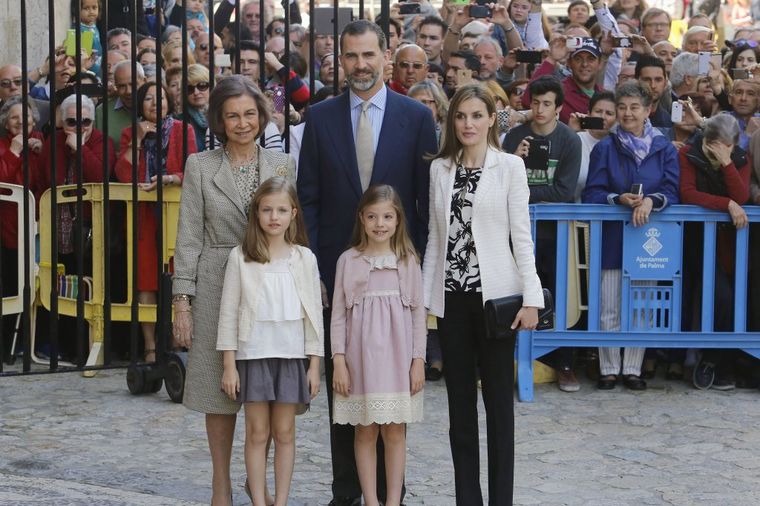 Oduševili podanike: Elegantna španska kraljica Leticija sa porodicom na uskršnjoj misi! (FOTO)
