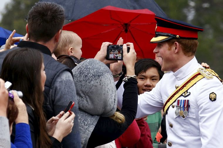 Princ Hari odbio obožavateljku uz objašnjenje: To nije dobra stvar! (FOTO)