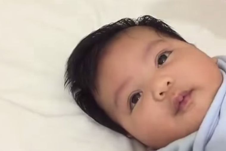 Uspavala bebu za 40 sekundi: Mama otkrila spasonosni trik! (VIDEO)