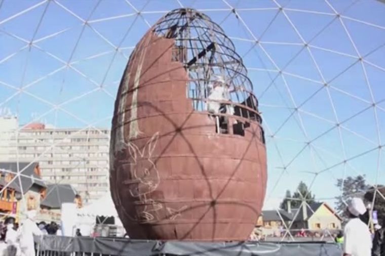 Najveće čokoladno jaje na svetu: 50 hiljada ljudi uživalo u džinovskom slatkišu! (VIDEO)