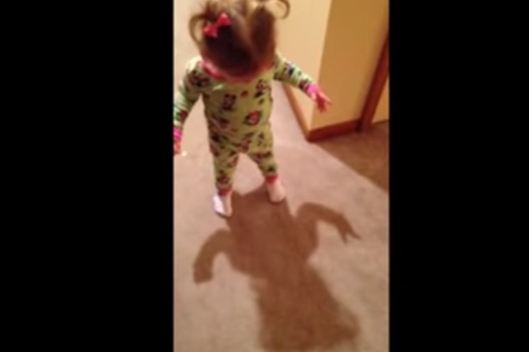 Neodoljiva reakcija devojčice kada je ugledala svoju senku: Kakvo je ovo čudovište?! (VIDEO)