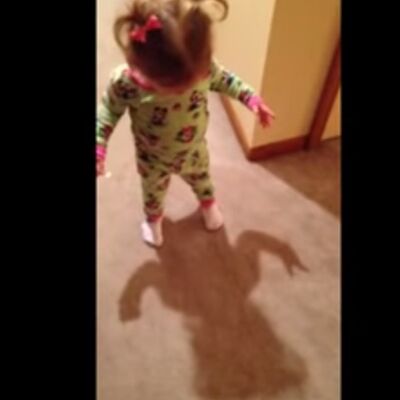 Neodoljiva reakcija devojčice kada je ugledala svoju senku: Kakvo je ovo čudovište?! (VIDEO)