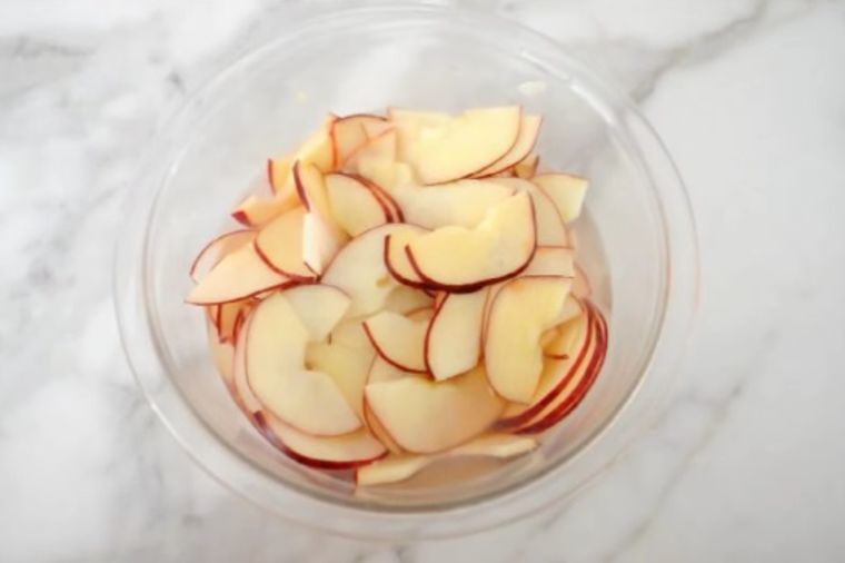 Isekla je jabuku na listiće i polila vodom: Rezultat? Zapanjujuć! (VIDEO)