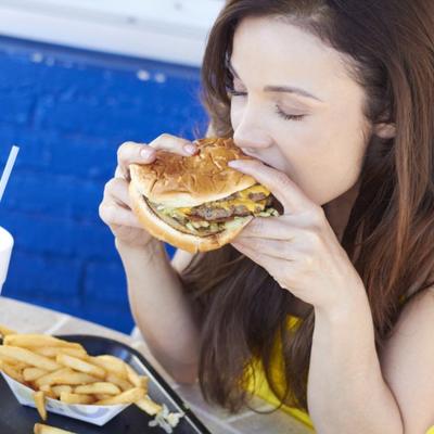 Nakon samo jednog hamburgera: Evo šta se dešava u vašem telu!