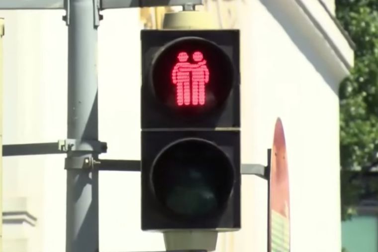 Ravnopravnost i na raskrsnicama: Zbog Končite Vurst u Beču montirani gej semafori! (VIDEO)