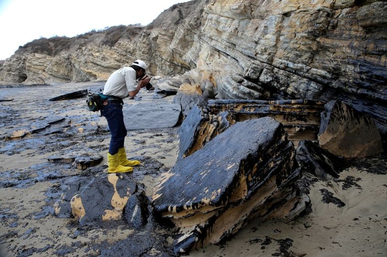 Vanredno stanje u Kaliforniji: Izlilo se 105.000 galona nafte! (FOTO)