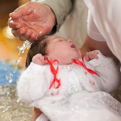 Beba na krštenju sama privukla krst i poljubila ga! (VIDEO)