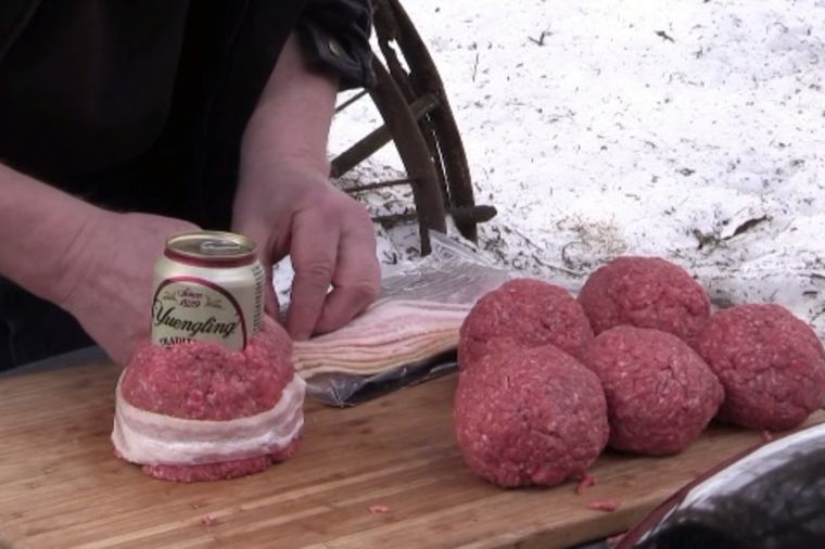 Limenku piva obložite mlevenim mesom i stavite na roštilj: Ostaviće vas bez teksta! (VIDEO)