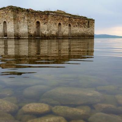 Atrakcija u Bugarskoj: Potopljena crkva svakog proleća izranja iz vode! (VIDEO)