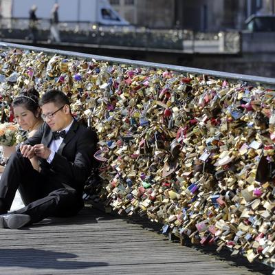 Zbogom zaključavanju ljubavi: Nema više katanaca na čuvenom pariskom mostu!
