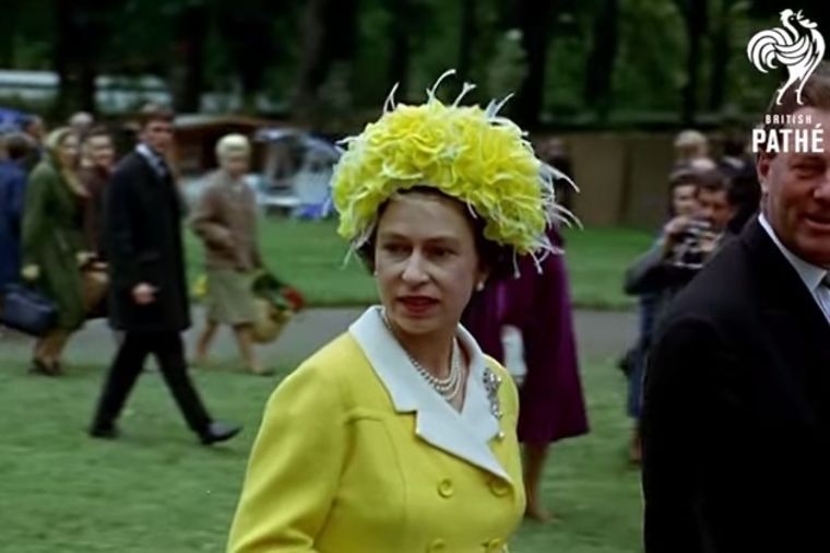 Moda sa britanskog dvora: Kraljičini ekstravagantni šeširi! (VIDEO)