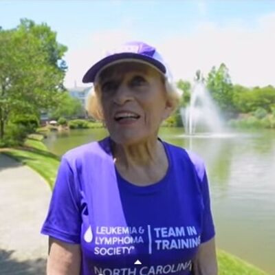 Ni rak joj ne može ništa: Evo zašto se ovoj ženi (92) klanja ceo svet! (FOTO)