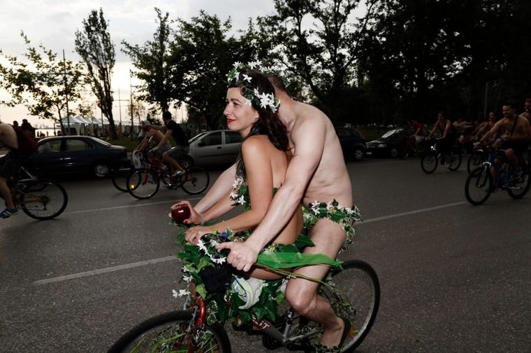 Goli zarad višeg cilja: Održana nudistička biciklisička trka u Solunu! (FOTO)