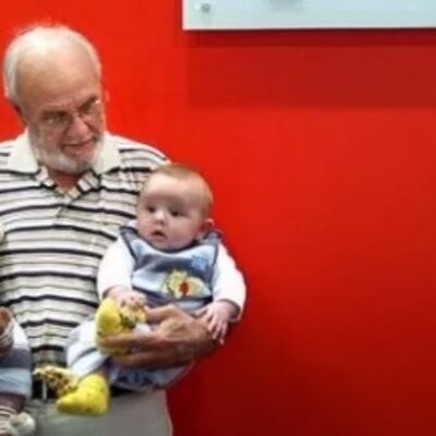 Heroj današnjice: Džejms (78) spasio više od dva miliona beba! (VIDEO)