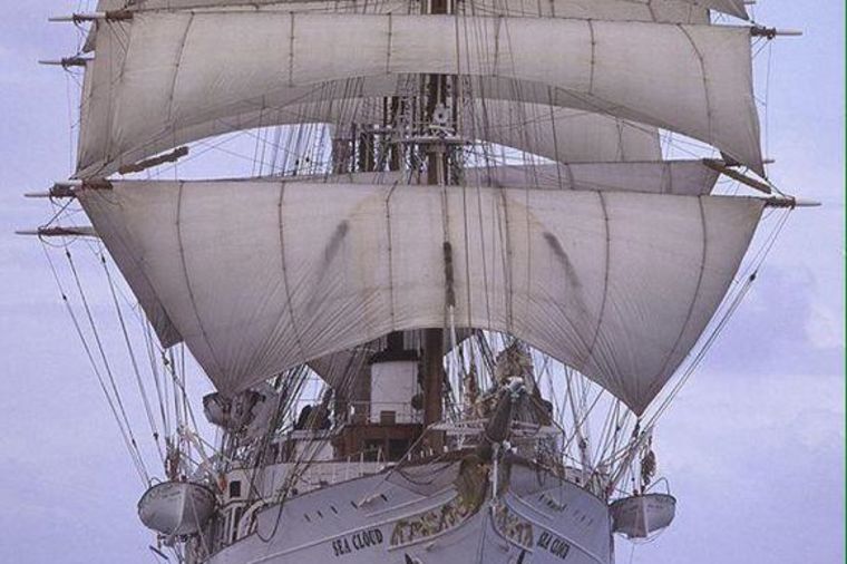 Najveći jedrenjak na svetu uplovio u Boku Kotorsku! (FOTO)